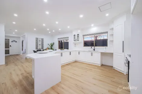 Property photo of 1 Lakeside Drive Roxburgh Park VIC 3064