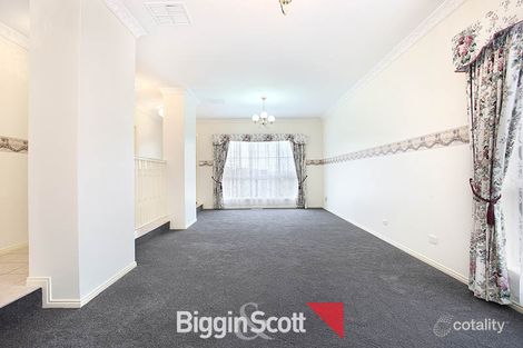 Property photo of 10 Oakleaf Place Narre Warren South VIC 3805