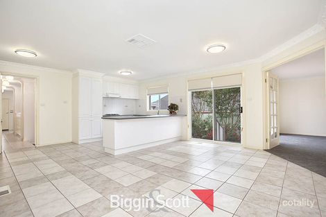 Property photo of 10 Oakleaf Place Narre Warren South VIC 3805