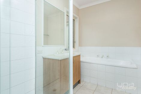Property photo of 18 Tintern Loop Hillside VIC 3037