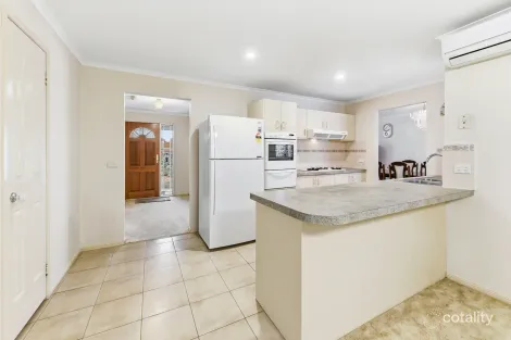 Property photo of 11 Ironbark Close Hampton Park VIC 3976