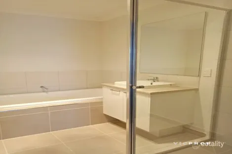 Property photo of 14 Abalone Walk Tarneit VIC 3029