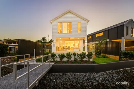 Property photo of 13 Perry Place Biggera Waters QLD 4216