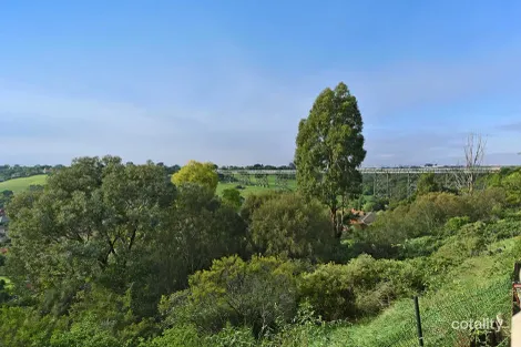 Property photo of 28 Seggan Circle Gowanbrae VIC 3043
