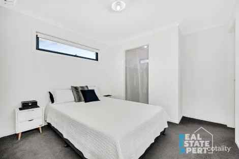 Property photo of 2/69 Somerville Road Hampton Park VIC 3976