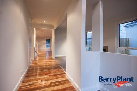 Property photo of 9/14 Avard Court Berwick VIC 3806