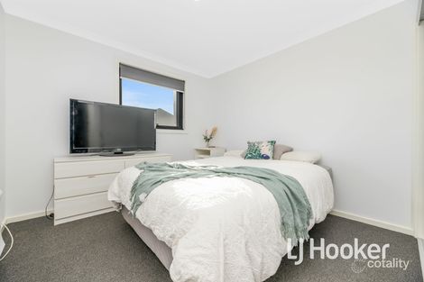 Property photo of 9 Codrus Walk Pakenham VIC 3810