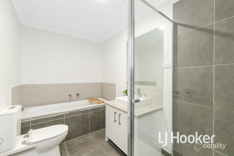 Property photo of 9 Codrus Walk Pakenham VIC 3810