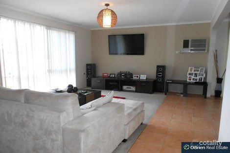 Property photo of 33 Girvan Circuit Endeavour Hills VIC 3802