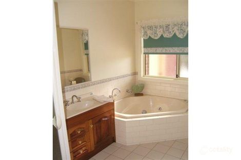 Property photo of 2 Sandra Court Grahamvale VIC 3631