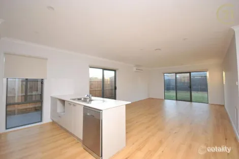 Property photo of 18 Rodlarni Crescent Berwick VIC 3806