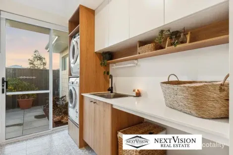 Property photo of 16 Topaz Way Treeby WA 6164