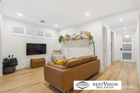 Property photo of 16 Topaz Way Treeby WA 6164