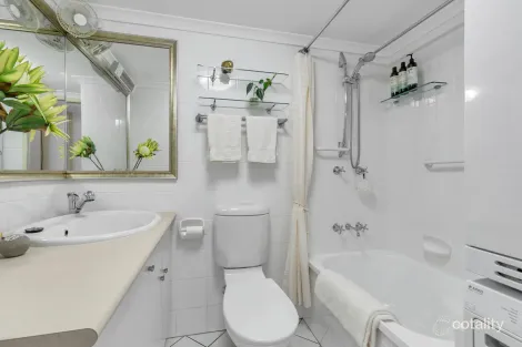 Property photo of 2/9 Jerdanefield Road St Lucia QLD 4067
