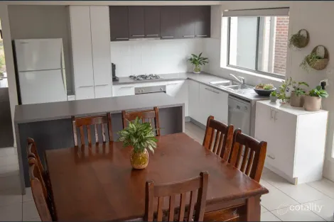 Property photo of 2 Phila Place Brookfield VIC 3338