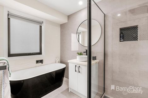 Property photo of 9 Layton Place Mill Park VIC 3082