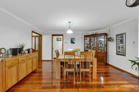 Property photo of 16 Milparinka Way Berwick VIC 3806