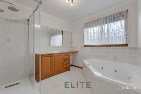 Property photo of 16 Milparinka Way Berwick VIC 3806