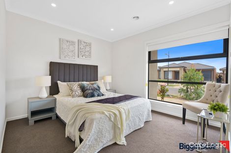 Property photo of 10 Louisville Drive Thornhill Park VIC 3335