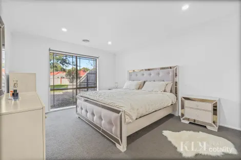 Property photo of 4 Manton Place Roxburgh Park VIC 3064