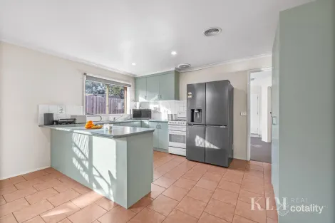 Property photo of 4 Manton Place Roxburgh Park VIC 3064