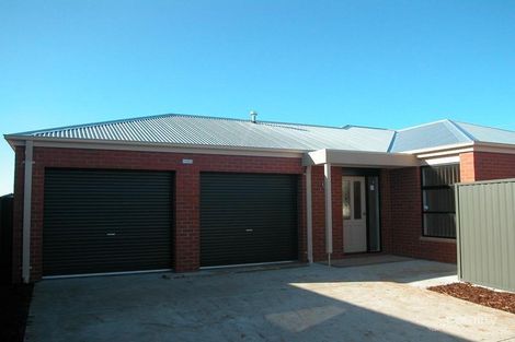 2/10 Bella Julia Pl, Lara, VIC 3212