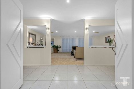 Property photo of 19 Pembridge Place Carindale QLD 4152