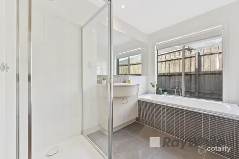 Property photo of 37 Honeyeater Grove Narre Warren VIC 3805