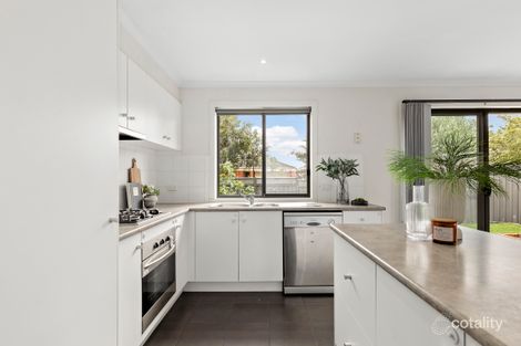 Property photo of 2 Yalding Place Deer Park VIC 3023