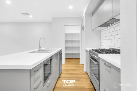 Property photo of 30 Bonza Circuit Clyde North VIC 3978
