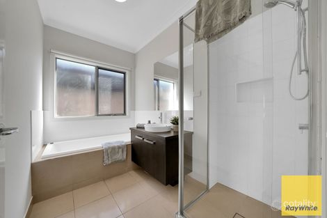 Property photo of 2 Fremantle Place Taylors Hill VIC 3037
