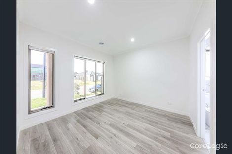 Property photo of 10 Streamside Drive Craigieburn VIC 3064