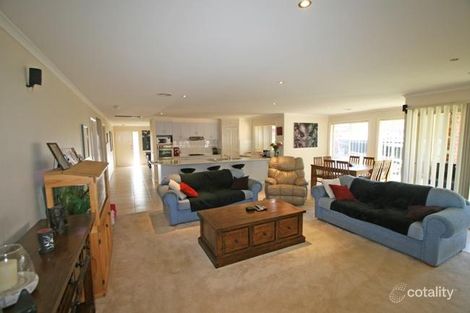 Property photo of 11 Honeyeater Way Pakenham VIC 3810
