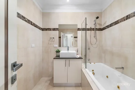 Property photo of 2/2 Manoon Road Clayton South VIC 3169