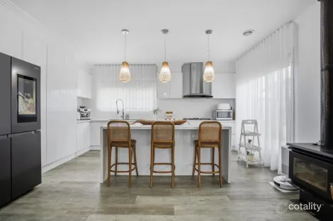 Property photo of 6 Shepherd Avenue Roxburgh Park VIC 3064