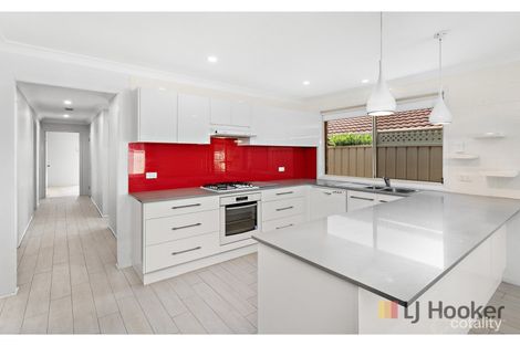 Property photo of 32 Samuel Circuit Albion Park NSW 2527