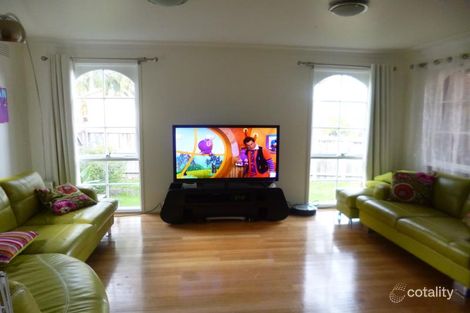 Property photo of 32 Primrose Hill Close Endeavour Hills VIC 3802