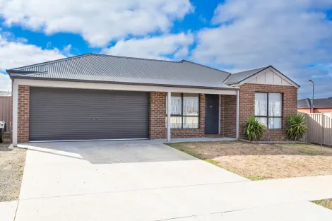 11 Deakin Dr, Delacombe, VIC 3356