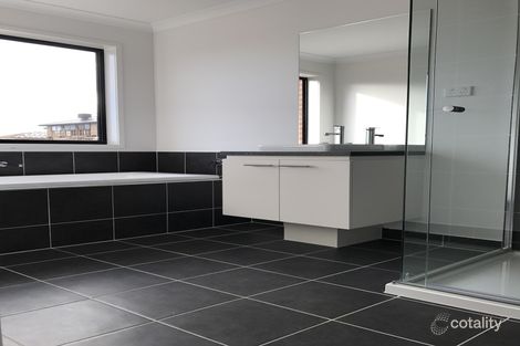 Property photo of 14 Keira Circuit Werribee VIC 3030