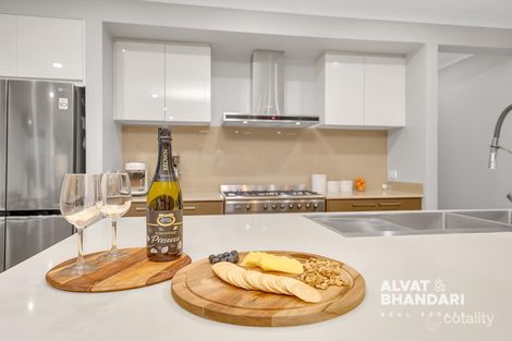Property photo of 18 Falkland Road Craigieburn VIC 3064
