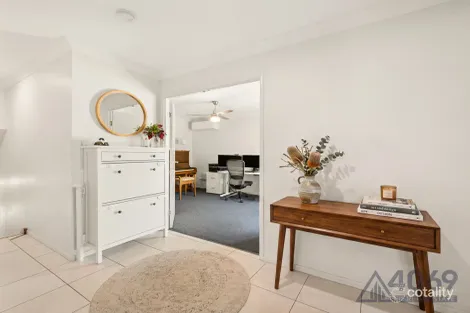 Property photo of 3 York Close Oxley QLD 4075