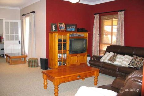 Property photo of 4 Glenvale Place Bourkelands NSW 2650