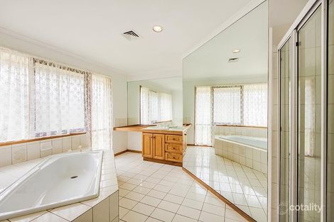 Property photo of 8 Rutherglen Way Taylors Lakes VIC 3038