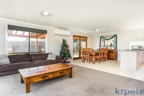 Property photo of 17 Swamp Gum Close Pakenham VIC 3810