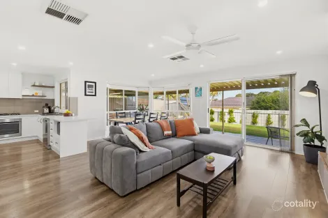 4 Hartland Ave, Christie Downs, SA 5164