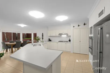 Property photo of 2 Torwood Close Narre Warren VIC 3805