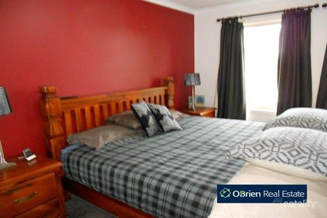 Property photo of 12 Hawkeseye Way Cranbourne East VIC 3977