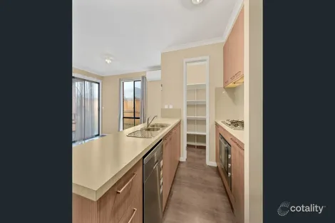 10 Carisbrooke Way, Clyde North, VIC 3978