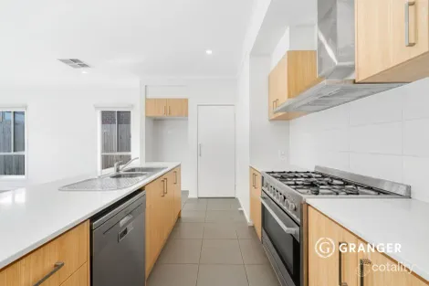 Property photo of 30 Rochester Crescent Eynesbury VIC 3338