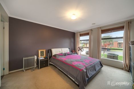 Property photo of 30 Scarlet Crescent Pakenham VIC 3810